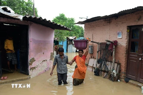 Cảnh ngập lụt sau trận mưa lớn ở Ahmedabad, Ấn Độ ngày 30/7. (Nguồn: AFP/TTXVN)