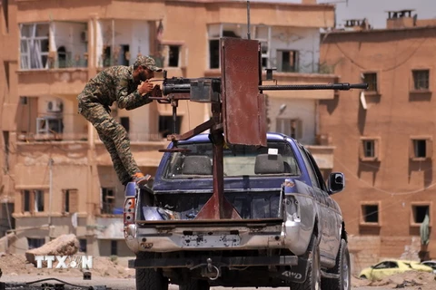 Binh sỹ người Kurd làm nhiệm vụ tại khu vực ngoại ô Al-Nashwa, tỉnh Hasakeh ngày 26/7. (Nguồn: AFP/TTXVN)