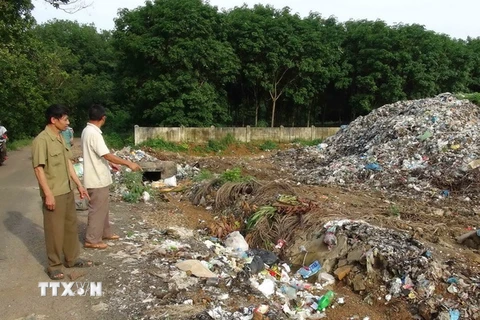 Bãi rác khổng lồ nằm ngay bên cạnh đường tại Bình Phước. (Ảnh: Đậu Tất Thành/TTXVN)