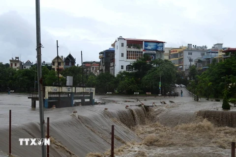 Thành phố Uông Bí ngập sâu trong nước lũ. (Ảnh: Nguyễn Hoàng/TTXVN)