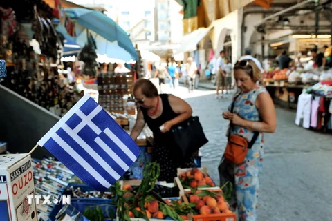 Người dân Hy lạp mua sắm tại một cửa hàng ở thành phố Thessaloniki ngày 20/7. (Nguồn: FP/TTXVN)