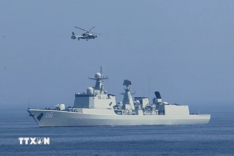 Máy bay trực thăng của Nga cất cánh từ tàu hải quân Trung Quốc một cuộc tập trận. (Nguồn: THX/TTXVN)