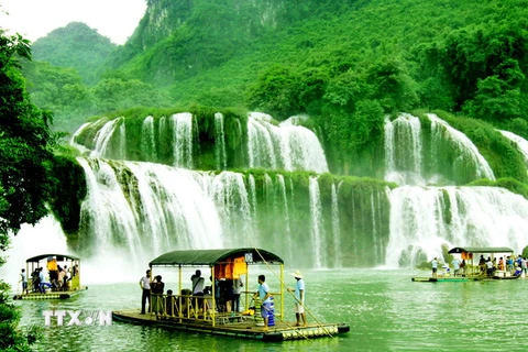Thuyền, bè đưa khách du lịch tham quan khu vực xung quanh thác Bản Giốc. (Ảnh: Phương Hoa/TTXVN)