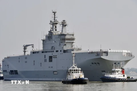 Tàu Sevastopol Mistral trong lần chạy thử đầu tiên ngoài khơi Saint-Nazaire, Tây Bắc Pháp ngày 16/3. (Nguồn: AFP/TTXVN)