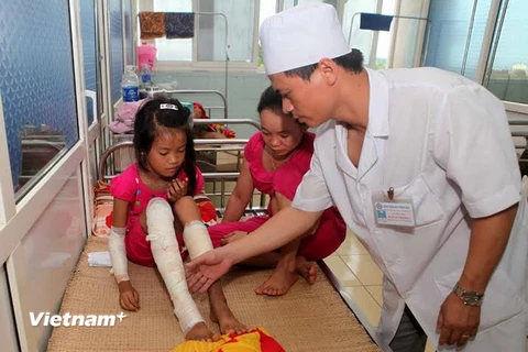 Học sinh bị bỏng được cấp cứu tại bệnh viện. (Ảnh: Duy Hưng-Hoa Mai/Vietnam+)
