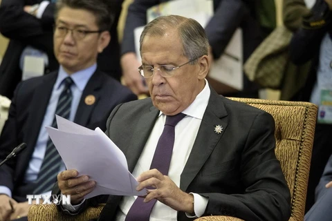 Ngoại trưởng Nga Sergey Lavrov (phải) tại Hội nghị Ngoại trưởng ARF 22. (Nguồn: AFP/TTXVN)