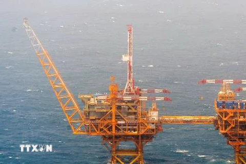 (Ảnh do Bộ Quốc phòng Nhật Bản cung cấp): Giàn khoan dầu của Trung Quốc trên Biển Hoa Đông. (Nguồn: AFP/TTXVN)
