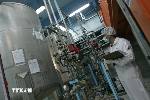 Kỹ thuật viên Iran làm việc tại cơ sở nghiên cứu hạt nhân Isfahan, cách thủ đô Tehran 420km về phía nam, ngày 3/2/2007. (Nguồn: AFP/TTXVN)