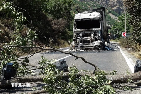Xe tải bị lực lượng PKK thiêu rụi tại Tunceli, miền đông Thổ Nhĩ Kỳ ngày 2/8. (Nguồn: AFP/TTXVN)