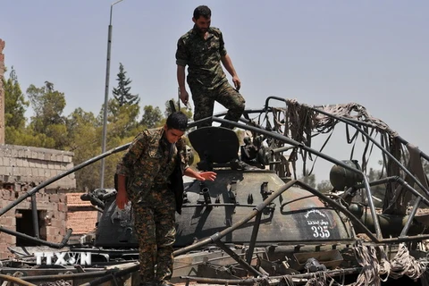Các chiến binh người Kurd tại khu vực ngoại ô Al-Nashwa, tỉnh Hasakeh ngày 26/7. (Nguồn: AFP/TTXVN)