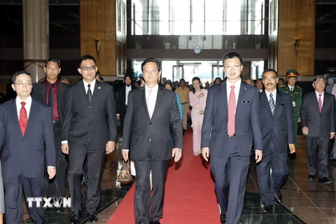 Lễ đón Thủ tướng Nguyễn Tấn Dũng tại sân bay quốc tế Kuala Lumpur. (Ảnh: Đức Tám/TTXVN)