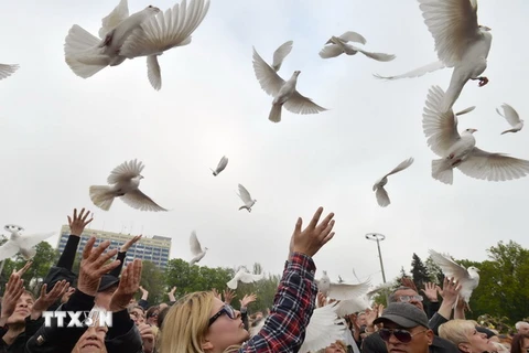 Chim bồ câu được phóng sinh tại quảng trường Kulikove Pole ở Odessa trong lễ tưởng niệm ngày 2/5. (Nguồn: AFP/TTXVN)