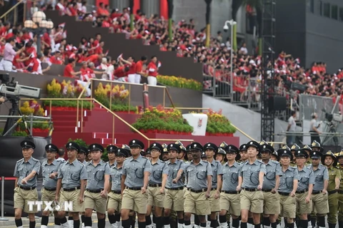 Lễ diễu binh kỷ niệm 50 năm Ngày Quốc khánh Singapore. (Nguồn: AFP/TTXVN)
