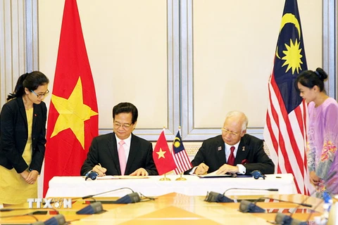 Thủ tướng Nguyễn Tấn Dũng và Thủ tướng Najib Razak ký Tuyên bố về Khuôn khổ quan hệ Đối tác chiến lược Việt Nam-Malaysia. (Ảnh: Đức Tám/TTXVN)