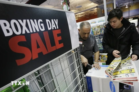 Người dân mua sắm tại cửa hàng đồ điện tử ở thành phố Vancouver, Canada. (Nguồn: AFP/TTXVN)