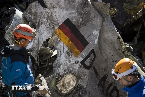 Nhân viên cứu hộ tìm kiếm các nạn nhân tại hiện trường máy bay rơi ở Alps, Pháp ngày 31/3. (Nguồn: AFP/TTXVN)