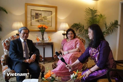 Đại sứ Việt Nam tại Ấn Độ Tôn Sinh Thành và Đại sứ Ấn Độ tại Việt Nam Preeti Saran trả lời phỏng vấn phóng viên TTXVN tại New Delhi về quan hệ Việt-Ấn. (Ảnh: Đăng Chính/TTXVN)
