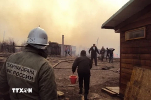 Lính cứu hỏa nỗ lực dập lửa cháy rừng tại vùng Khakassia, miền nam Siberia ngày 12/4. (Nguồn: AFP/TTXVN)