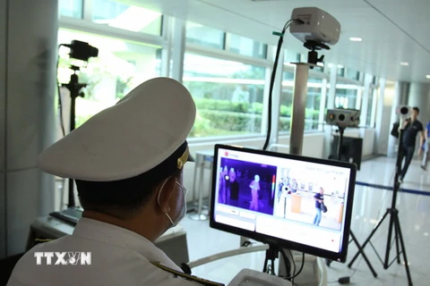 Khách đến từ những nước có dịch MERS-CoV được kiểm tra khu kiểm dịch sân bay Tân Sơn Nhất. (Ảnh: Phương Vy/TTXVN)