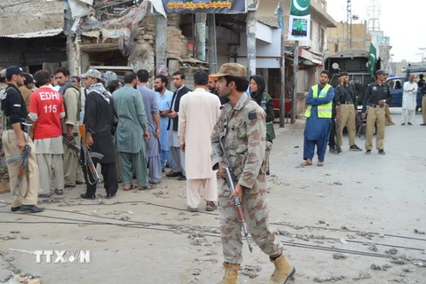 Cảnh sát điều tra tại hiện trường một vụ đánh bom tại Pakistan. (Nguồn: THX/TTXVN)