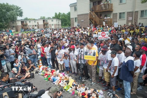 Người dân dự lễ tưởng niệm một năm thanh niên da màu Michael Brown bị cảnh sát bắn chết tại Ferguson, Missouri ngày 9/8. (Nguồn: AFP/TTXVN)