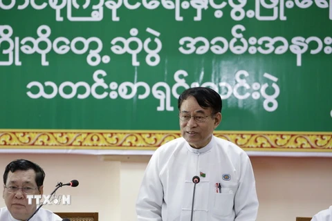 Tổng thư ký USDP U Maung Maung Thein (phải) phát biểu tại cuộc họp báo ở Nay Pyi Taw ngày 12/8. (Nguồn: THX/TTXVN) 
