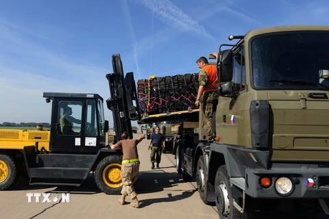 Binh sỹ Canada và CH Séc chuẩn bị chuyển số đạn dược lên máy bay quân sự. (Nguồn: AFP/TTXVN)