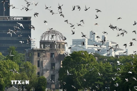 Chim bồ câu biểu tượng của hòa bình được thả trong lễ tưởng niệm tại Công viên Hòa bình, thành phố Hiroshima. (Nguồn: AFP/TTXVN)