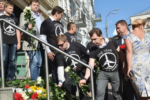 Đặt hoa tưởng niệm các nạn nhân máy bay MH 17 tại Đại sứ quán Hà Lan ở thủ đô Kiev, Ukraine ngày 17/7. (Nguồn: AFP/TTXVN)