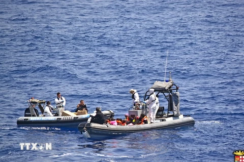 Hải quân Italy cứu những người di cư trên biển Địa Trung Hải. (Nguồn: AFP/TTXVN)