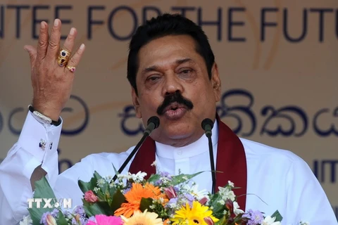 Cựu Tổng thống Rajapakse trong chiến dịch vận động tranh cử ở Colombo ngày 28/7. (Nguồn: AFP/TTXVN)