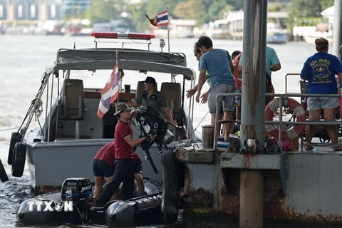 Cảnh sát Thái Lan điều tra tại hiện trường vụ nổ gần bến tàu Sathorn ngày 18/8. (Nguồn: AFP/TTXVN)