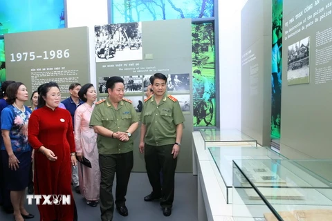 Các đại biểu tham quan phòng trưng bày hiện vật của Bảo tàng Công an Hà Nội. (Ảnh: Doãn Tấn/TTXVN)
