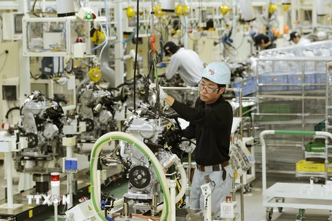 Công nhân làm việc trong nhà máy của Công ty Toyota Đông Nhật Bản ở Taiwa, Miyagi Prefecture (Nhật Bản). (Nguồn: KYODO/TTXVN)