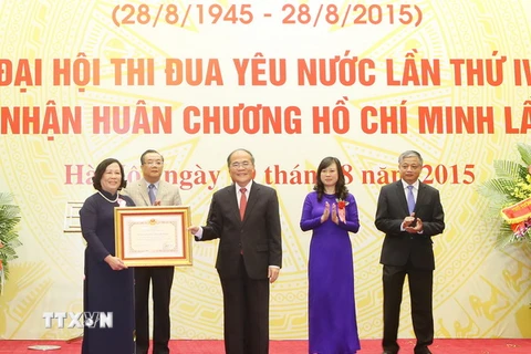 Chủ tịch Quốc hội Nguyễn Sinh Hùng trao tặng Huân chương Hồ Chí Minh cho Bộ Lao động- Thương binh và Xã hội. (Ảnh: Nhan Sáng/TTXVN)