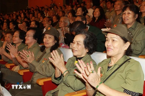 Các nữ cựu thanh niên xung phong. (Ảnh: Nguyễn Thủy/TTXVN)