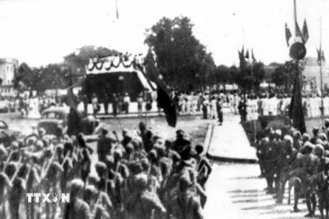 Ngày 2/9/1945, tại Quảng trường Ba Đình (Hà Nội), Chủ tịch Hồ Chí Minh thay mặt Chính phủ lâm thời đọc bản Tuyên ngôn Độc lập thành lập nước Việt Nam Dân chủ Cộng hòa. (Ảnh tư liệu TTXVN)