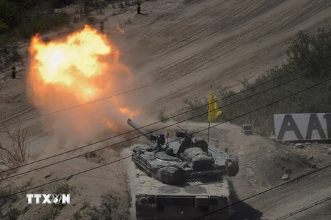 Xe tăng quân đội Hàn Quốc tham gia cuộc tập trận bắn đạn thật tại Cheorwon, gần Khu phi quân sự giữa hai miền Triều Tiên (DMZ) ngày 20/5. (Nguồn: Yonhap/TTXVN)