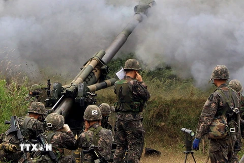 Binh sỹ Hàn Quốc nã pháo về phía vị trí bắn pháo từ Triều Tiên. (Nguồn: Yonhap/TTXVN)