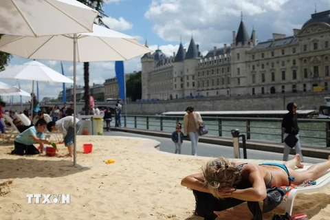 Du khách thư giãn trên bãi biển nhân tạo "Paris Plage". (Nguồn: AFP/TTXVN)
