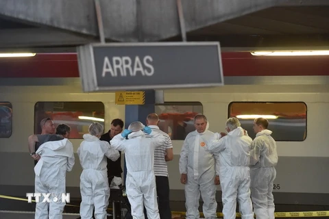 Các điều tra viên làm việc tại hiện trường vụ xả súng trên tàu Thalys ngày 21/8. (Nguồn: AFP/TTXVN)