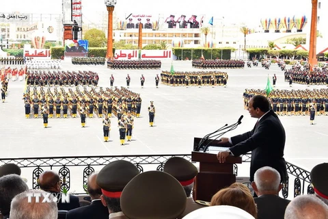 Tổng thống Ai Cập Abdel Fattah al-Sisi (phải) phát biểu tại buổi lễ tốt nghiệp của các học viên quân sự ở Cairo ngày 30/7. (Nguồn: AFP/ TTXVN)