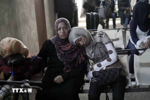 Người dân Palestine chờ qua cửa khẩu Rafah để vào Ai Cập ngày 17/8. (Nguồn: AFP/TTXVN)