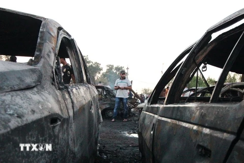 Những chiếc xe bị phá hủy sau vụ đánh bom ở Iraq ngày 15/8. (Nguồn: AFP/TTXVN)