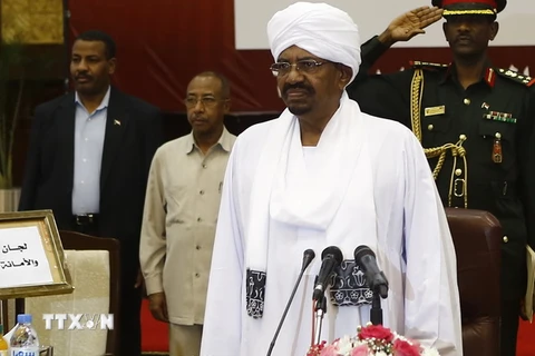 Tổng thống Sudan Omar al-Bashir (giữa) tại cuộc họp Quốc hội về tiến trình đối thoại quốc gia ở thủ đô Khartoum ngày 20/8. (Nguồn: AFP/TTXVN)