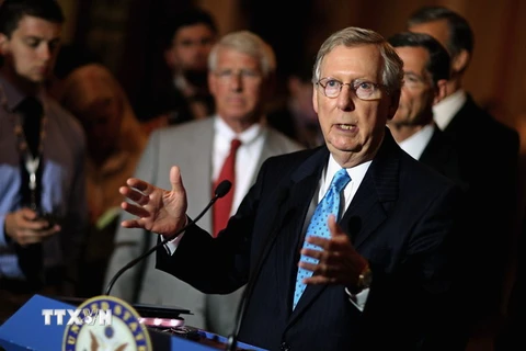 Lãnh đạo đa số tại Thượng viện Mỹ Mitch McConnell (phải) trong cuộc họp báo ở thủ đô Washington ngày 4/8. (Nguồn: AFP/TTXVN)