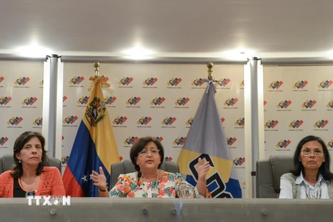 Chủ tịch Hội đồng Bầu cử quốc gia Venezuela Tibisay Lucena (giữa) tại cuộc họp báo về cuộc bầu cử Quốc hội ở thủ đô Caracas ngày 22/6. (Nguồn: AFP/TTXVN)
