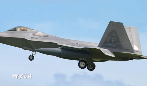 Máy bay F-22 Raptor bay tới căn cứ quân sự của Mỹ ở Okinawa (Nhật Bản) ngày 28/7/2012. (Nguồn: Kyodo/TTXVN)
