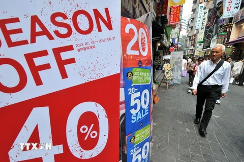 Quảng cáo hạ giá tại một cửa hàng ở trung tâm kinh doanh thủ đô Seoul. (Nguồn: AFP/TTXVN)