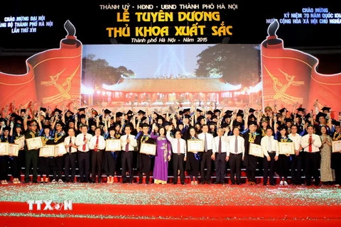 98 thủ khoa xuất sắc tốt nghiệp các trường Đại học, Học viện trên địa bàn thành phố Hà Nội chụp ảnh chung với các đại biểu. (Ảnh: Phạm Kiên/TTXVN)
